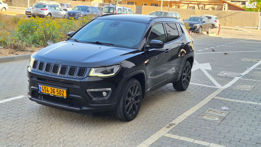 מודעת רכב ג'יפ קומפאס
