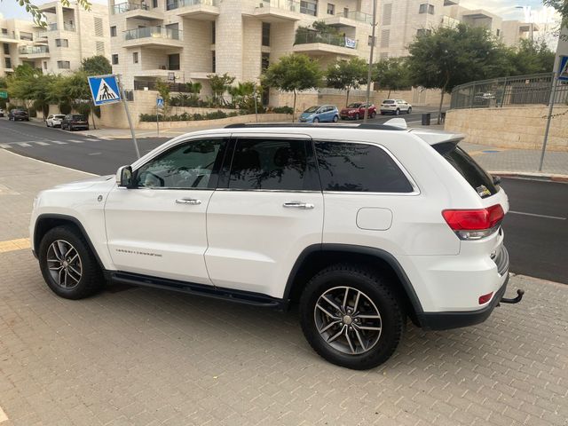 מודעת רכב ג'יפ גרנד צ'ירוקי