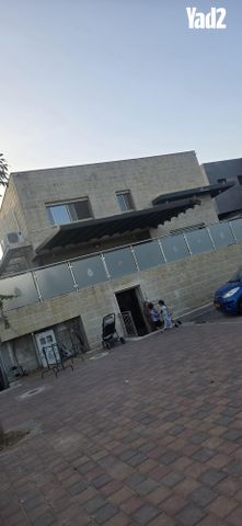 השקד 1