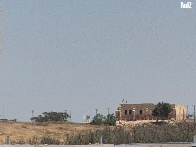 חצרים 10