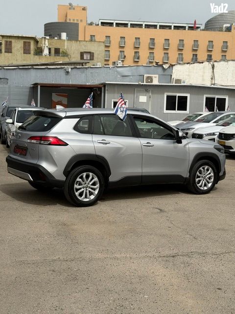 מודעת רכב טויוטה קורולה קרוס 2