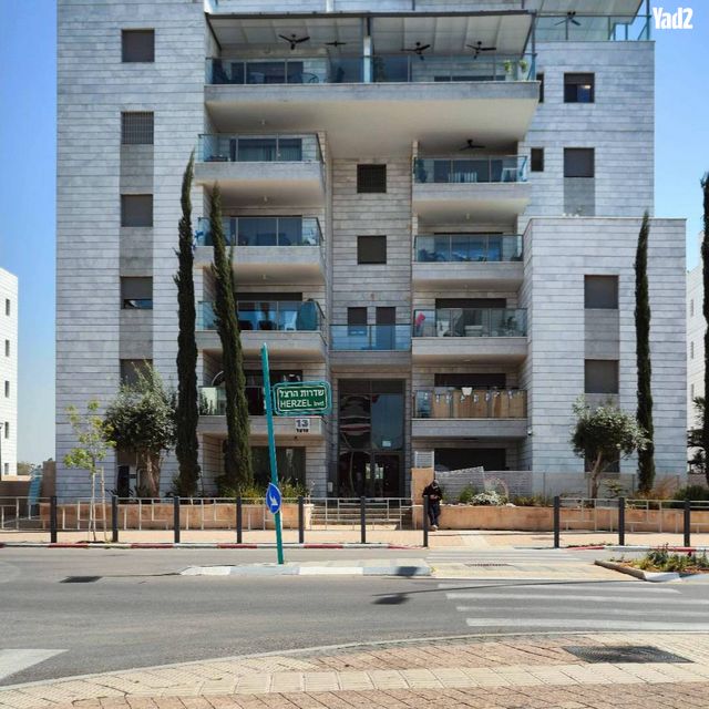 שדרות הרצל 13