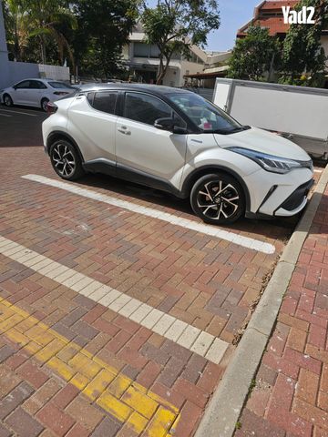 מודעת רכב טויוטה C-HR