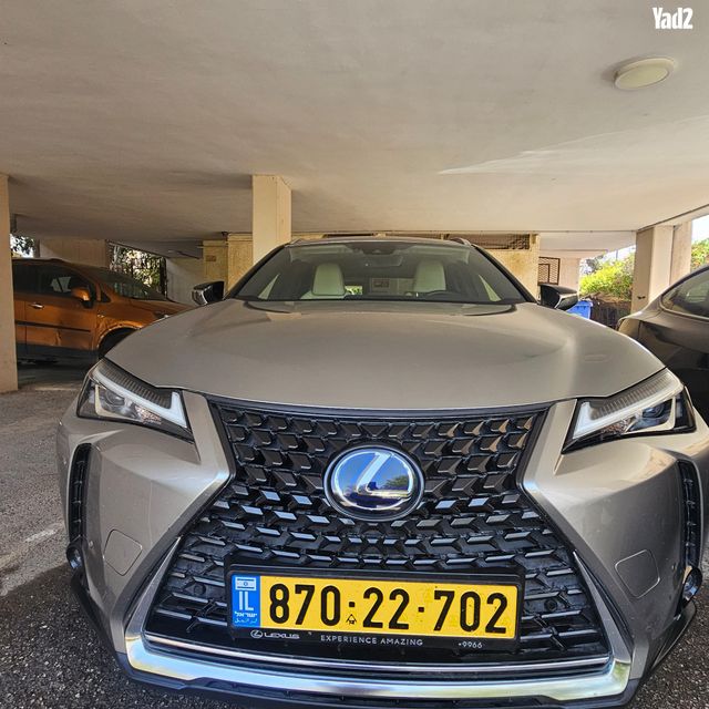 מודעת רכב לקסוס UX