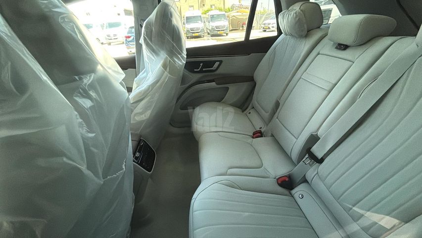 מודעת רכב מרצדס-בנץ EQS SUV 2