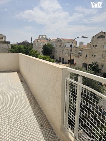 דופלקס, הפרחים, מודיעין מכבים רעות