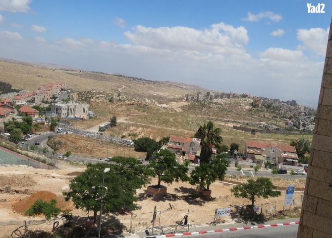 השישה עשר 