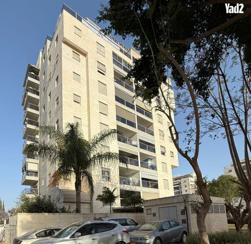 עפרה חזה 