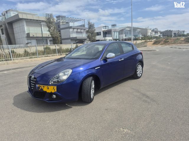מודעת רכב אלפא רומיאו ג'ולייטה