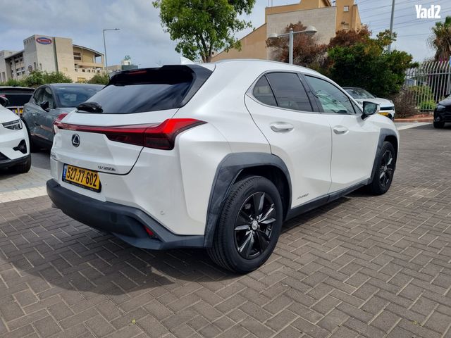מודעת רכב לקסוס UX 1