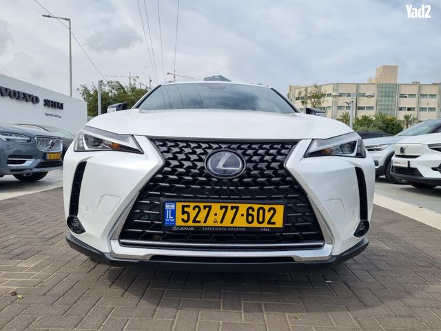 מודעת רכב לקסוס UX 2