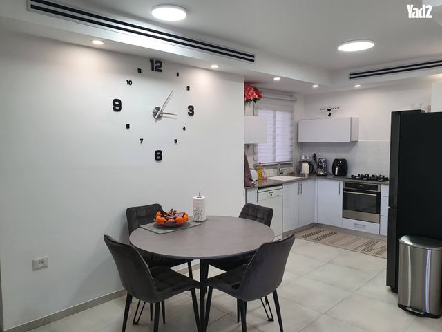עפרה חזה 18