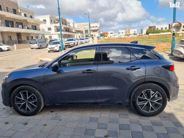 מודעת רכב לקסוס  LBX
