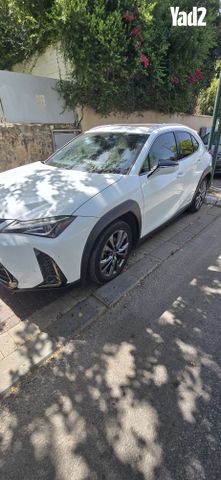 מודעת רכב לקסוס UX