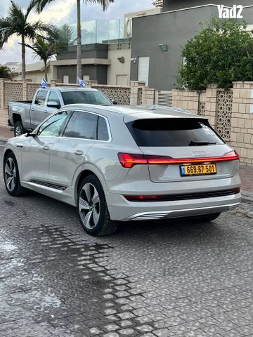 מודעת רכב אאודי E-tron
