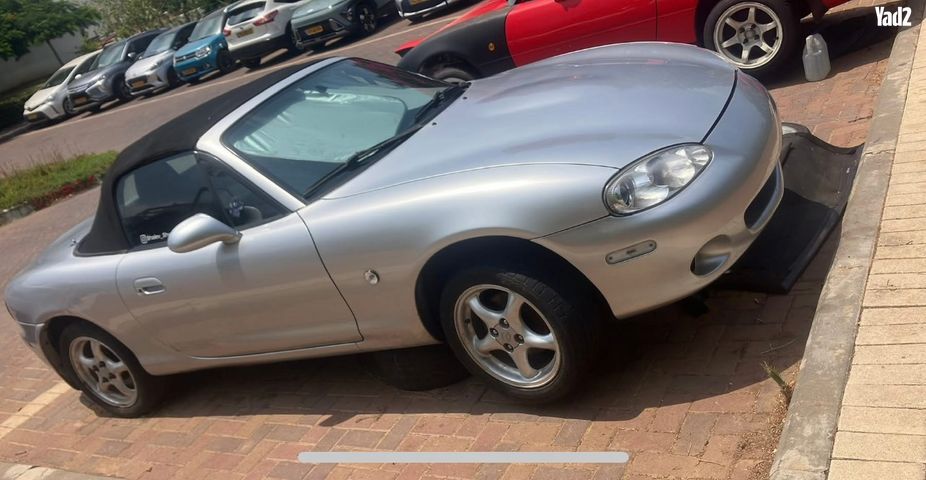 מודעת רכב מאזדה MX-5