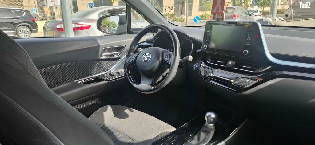 מודעת רכב טויוטה C-HR