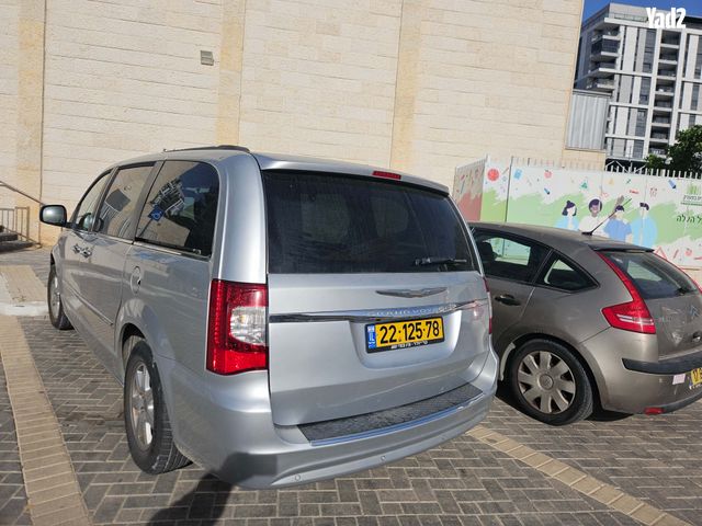מודעת רכב קרייזלר גראנד וויאג'ר