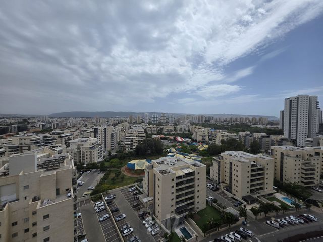 עפרה חזה 