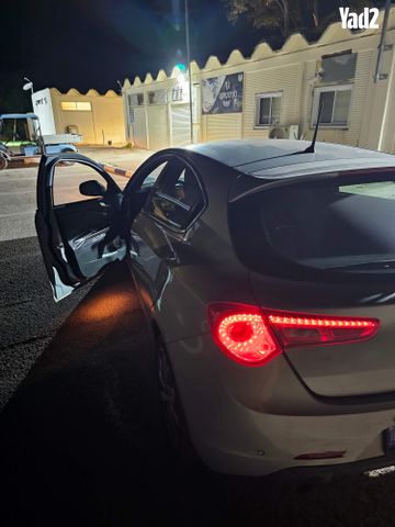 מודעת רכב אלפא רומיאו ג'ולייטה
