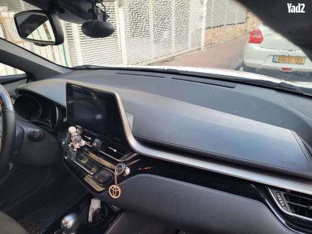 מודעת רכב טויוטה C-HR