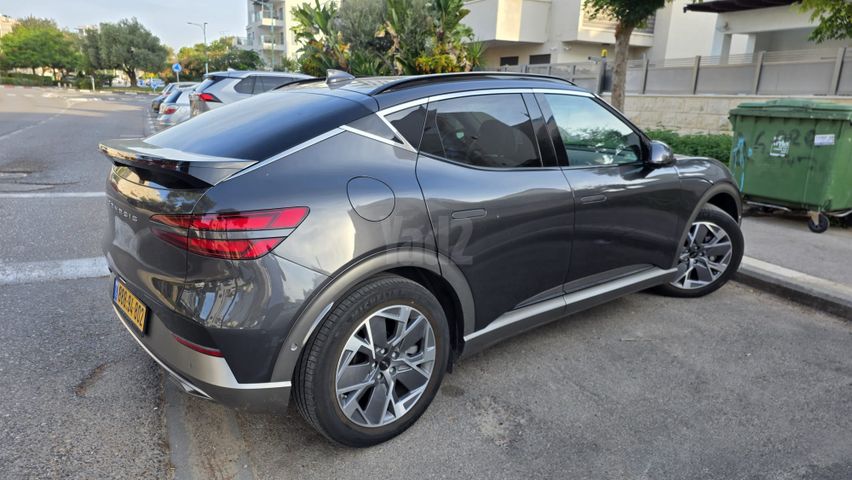 מודעת רכב ג'נסיס GV60