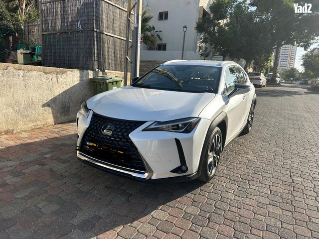 מודעת רכב לקסוס UX