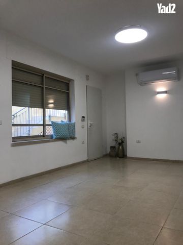 השקד 18