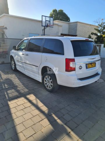 מודעת רכב קרייזלר גראנד וויאג'ר