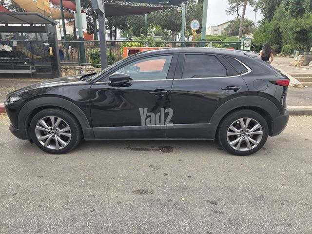מודעת רכב מאזדה CX-30
