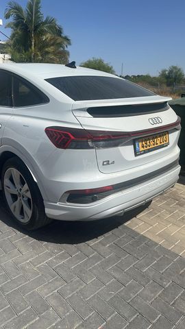 מודעת רכב אאודי Q4 e-tron