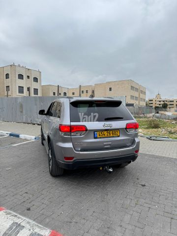 מודעת רכב ג'יפ גרנד צ'ירוקי