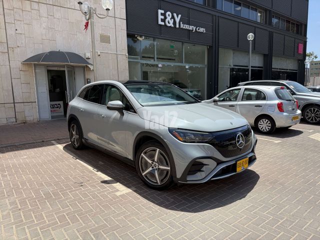 מודעת רכב מרצדס-בנץ EQE SUV