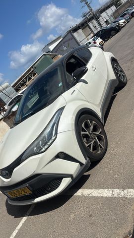 מודעת רכב טויוטה C-HR