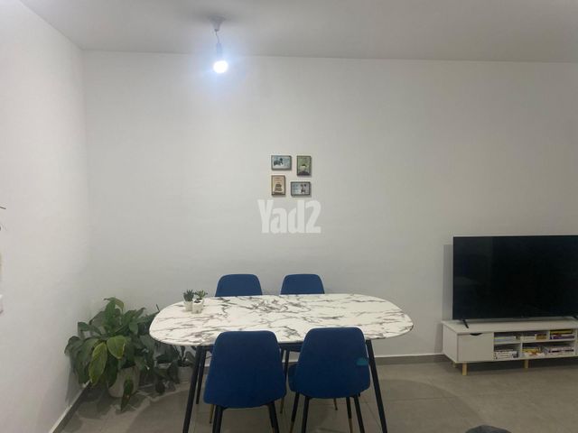 השקד 10