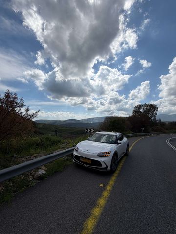 מודעת רכב ג'נסיס GV60