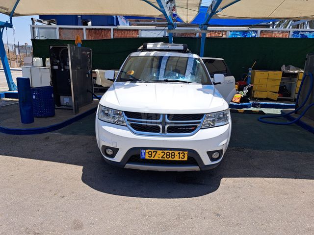 מודעת רכב דודג' ג'רני