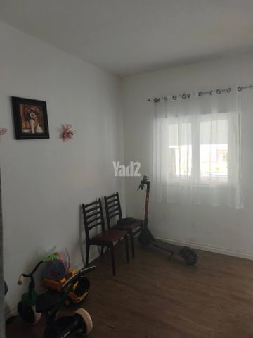 שדרות ג'יימס דה רוטשילד 12