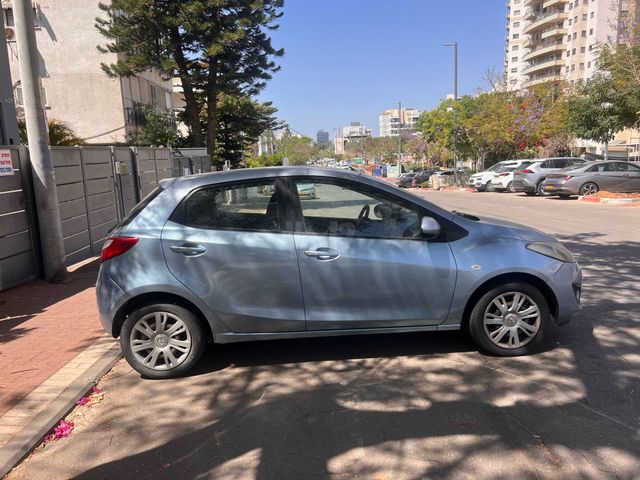 מודעת רכב מאזדה 2
