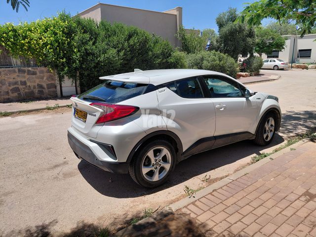 מודעת רכב טויוטה C-HR
