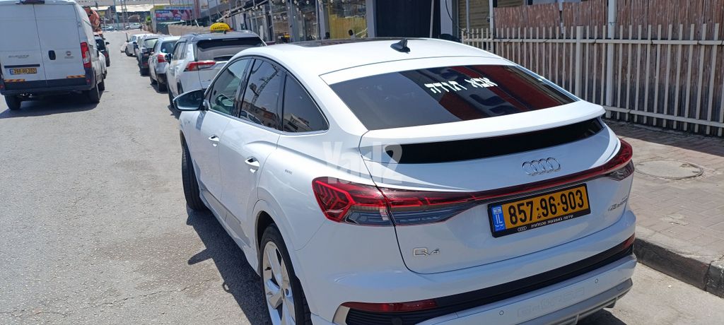 מודעת רכב אאודי Q4 e-tron