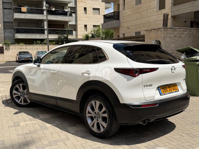 מודעת רכב מאזדה CX-30 3