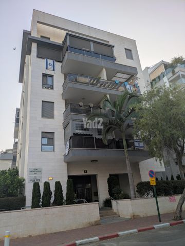 בעל שם טוב 8