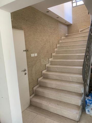 אחרון 21