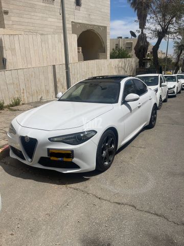 מודעת רכב אלפא רומיאו ג'וליה