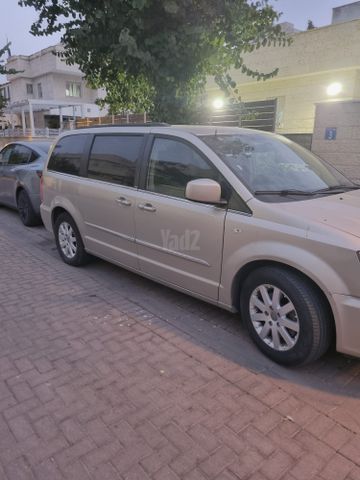 מודעת רכב קרייזלר גראנד וויאג'ר