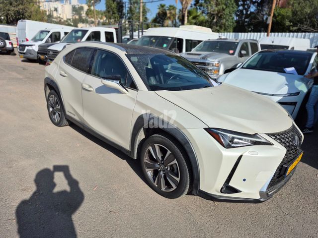מודעת רכב לקסוס UX