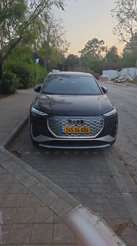 מודעת רכב אאודי Q4 e-tron
