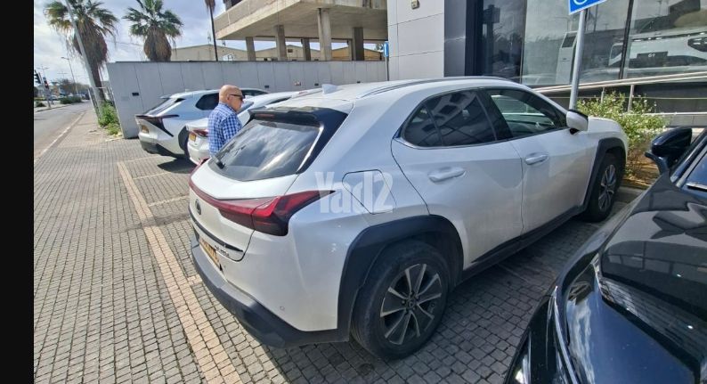 מודעת רכב לקסוס UX