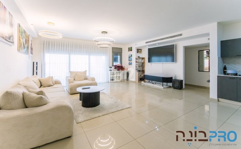 אהרון מזיא 